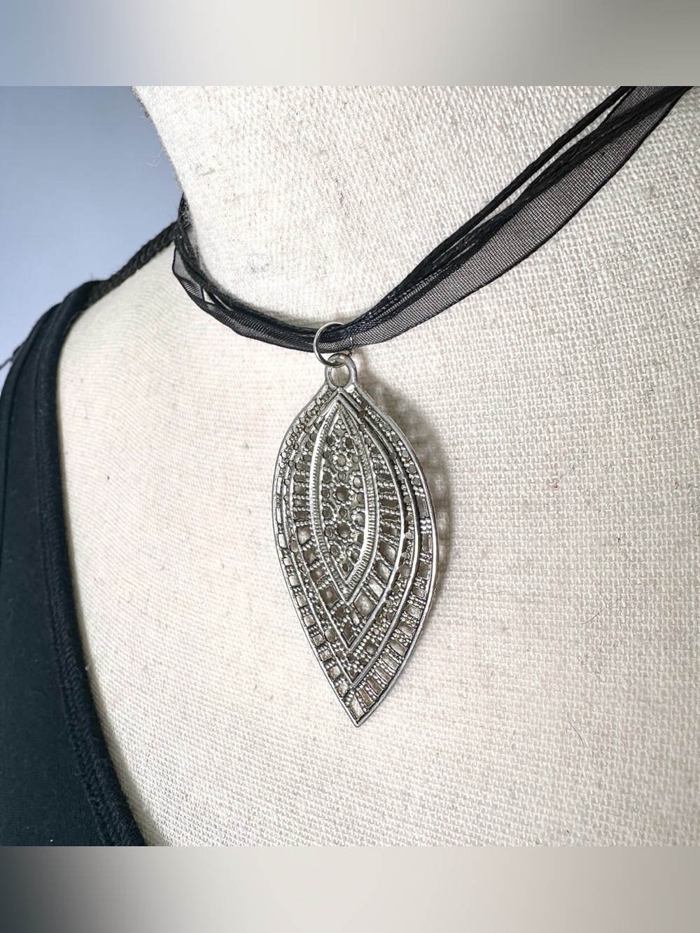 🖤Antiqued Silver Tone Filigree Leaf Pendant Necklace